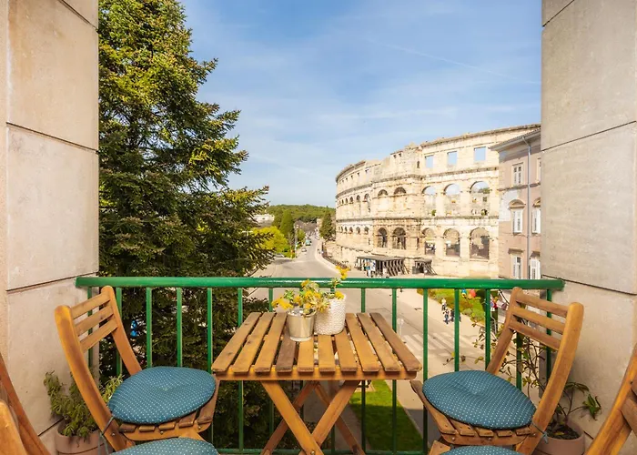 Artistic Luxury Flat With Colosseum View