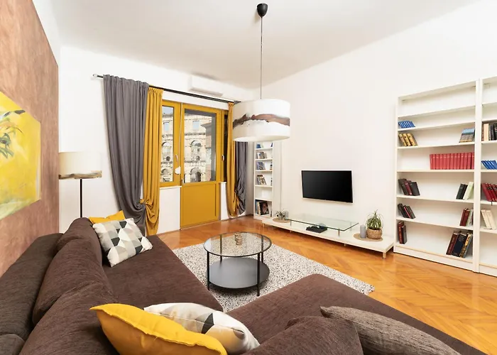 Artistic Luxury Flat With Colosseum View