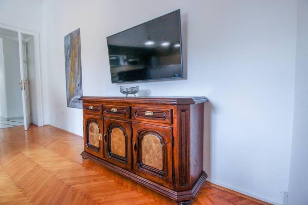 Artistic Luxury Flat With Colosseum View