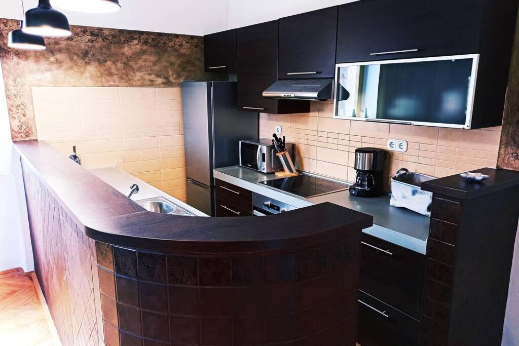 Artistic Luxury Flat With Colosseum View Apartment