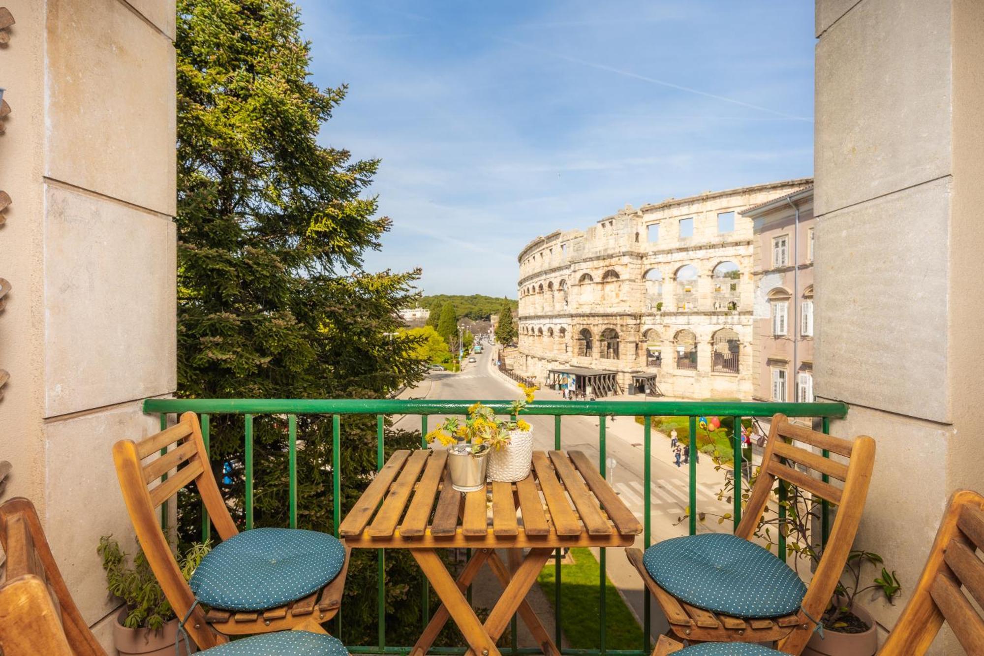 Artistic Luxury Flat With Colosseum View