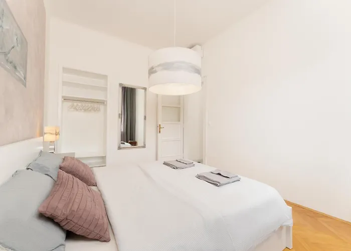 Artistic Luxury Flat With Colosseum View